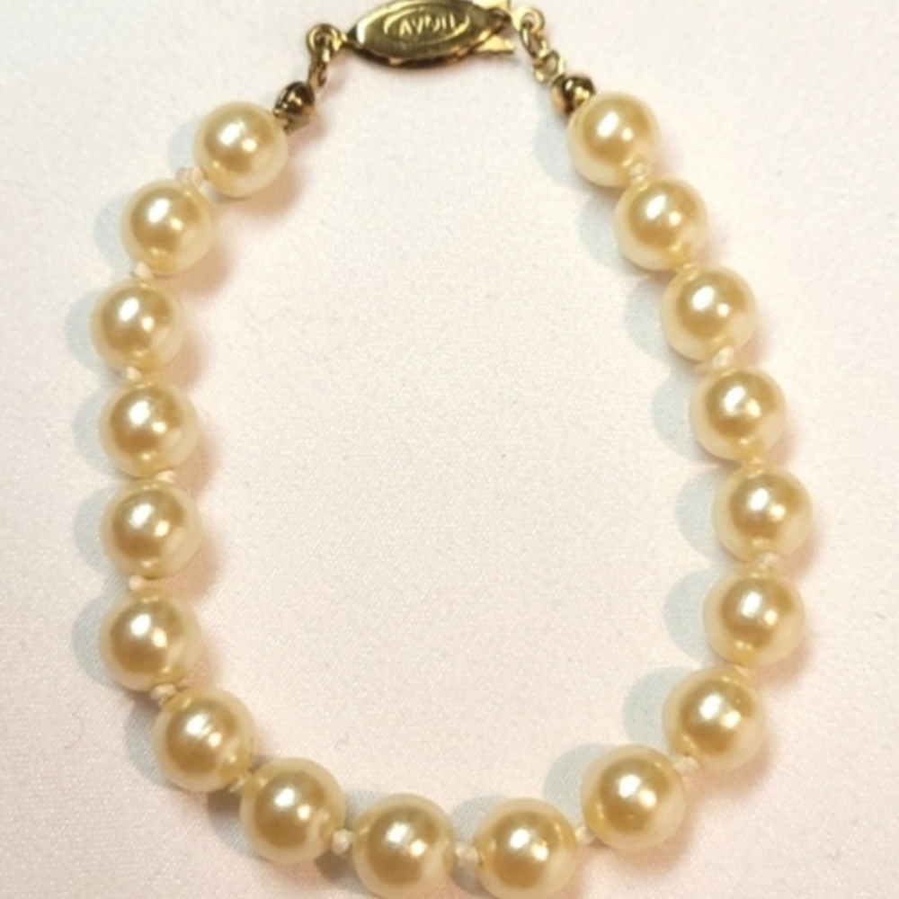AVON Faux Pearl Bracelet Vintage Cream Color 7 1/2" Long